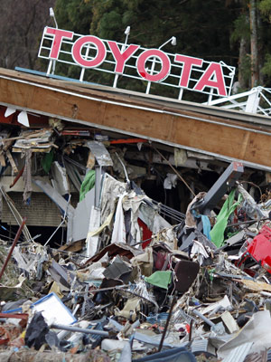Concessionária da Toyota no Japão destruída pelo Tsunami (Foto: Carlos Barria/Reuters)