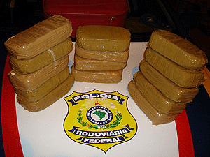 PRF-BA apreende 14 kg de cocaína com passageiro de ônibus na BR-116 (Foto: Divulgação/PRF)