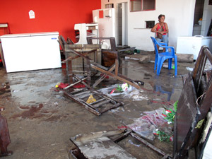 Bar ficou destruído após ser invadido por esgoto em Niterói (Foto: Bernardo Tabak/G1)