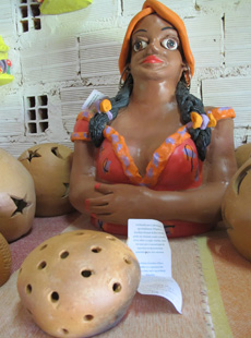 Boneca de cerâmica da Associação Artesanal do Barro Vermelho (Foto: Anay Cury/G1)