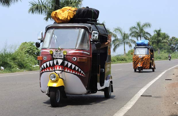 Aventureiros pretendem percorrer 5 mil km em uma corrida com Rickshaw. (Foto: AP)