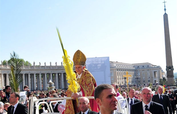 Bento XVI participa da procissão do Domingo de Ramos na Praça de São Pedro, no Vaticano (Foto: Alberto Pizzoli/AFP)