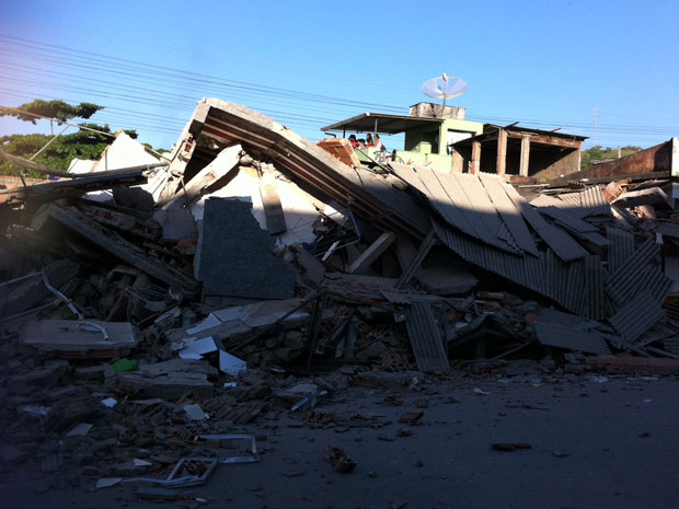 Desabamento de prédio em São João de Meriti (Foto: Tássia Thum/G1)
