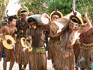 Para casar, índios carregam toras com peso da futura esposa em Porto Seguro (Foto: Reprodução/TV Bahia)