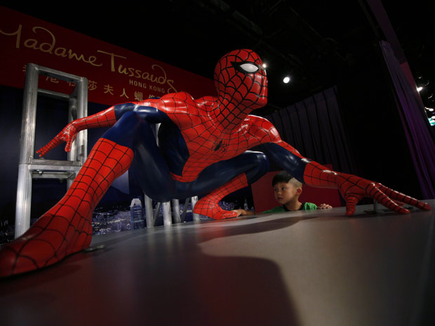 Um garoto observa a figura de cera em tamanho real do Homem-Aranha, nesta terça-feira (19). A estátua do super-herói criado por Stan Lee foi inaugurada no museu Madame Tussauds de Hong Kong. (Foto: AP)