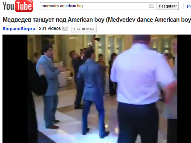 O presidente da Rússia, Dimitri Medvedev, dança em vídeo postado no YouTube (Foto: Reprodução de vídeo)