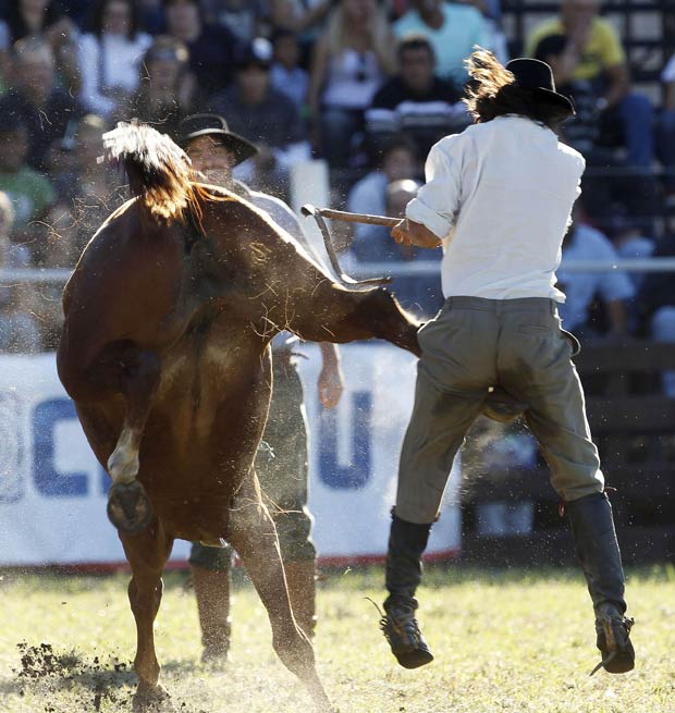 Ginete é atingido por coice durante competição equestre. (Foto: Andres Stapff/Reuters)