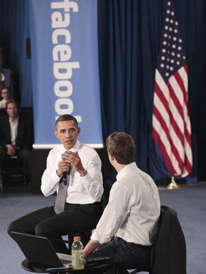 O presidente norte-americano, Barack Obama, fala com Mark Zuckerberg durante entrevista na sede do Facebook (Foto: AP)