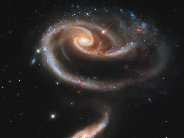 Hubble manda foto de 'rosa' de galáxias Arp 273 (Foto: Nasa, ESA, A. Riess (STScI/JHU), L. Macri (Texas A&M University), e Hubble Heritage Team (STScI/AURA) / Divulgação)