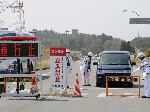 Polícia controla entrada para a zona proibida da região da usina nuclear de Fukushima. (Foto: Kyodo News / AP Photo)