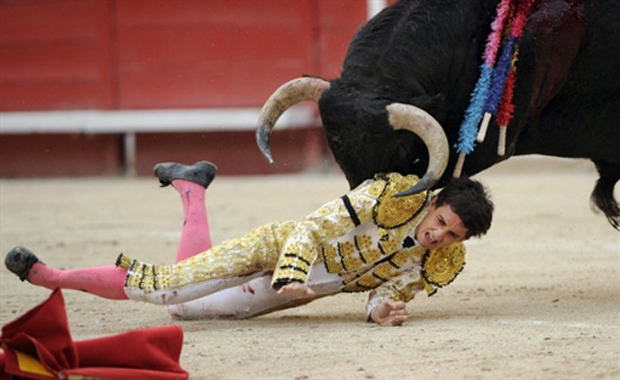 Imagem mostra o momento em que o toureiro Tomasito, da cidade francesa de Arles, é chifrado por um touro da casa Garcigrande durante festival nesta sexta-feira (22) na arena de Arles. (Foto: AFP)