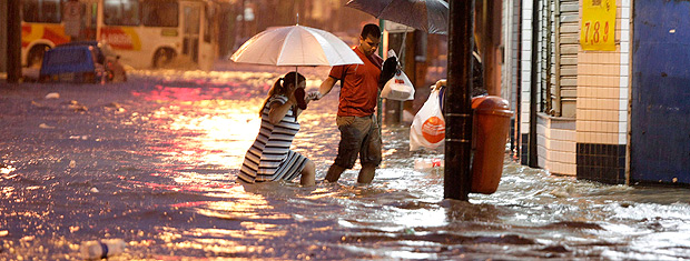 Chuvas no fim da tarde causou transtornos em vários pontos do Rio de Janeiro (Foto: Marco Antonio Teixeira / Ag. O Globo)