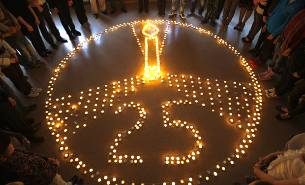 Alunos e professores de uma escola em Minsk, capital de Belarus, tiveram a mesma ideia e usaram velas para construir o mesmo símbolo visto em Viena (Foto: Sergei Grits/AP)