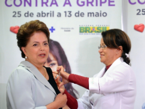 A presidente Dilma Rousseff participa 13ª Campanha Nacional de Vacinação contra a Gripe no posto de saúde do Palácio do Planalto (Foto: Wilson Dias/AB)