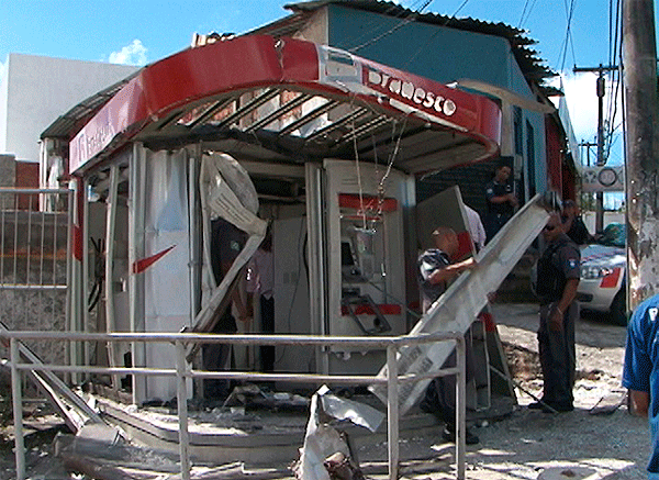Bandidos explodem dois caixas eletrônicos em Salvador (Foto: Reprodução/TV Bahia)