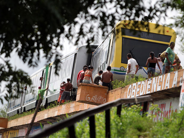 Metrô sai dos trilhos em ponte e passageiros são retirados em Teresina (Foto: Thiago Amaral/Piauiimages/Folhapress)
