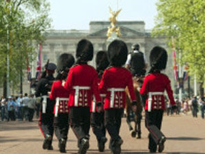 Foto genérica de tropa da guarda real em frente ao palácio de Buckingham  (Foto: BBC)