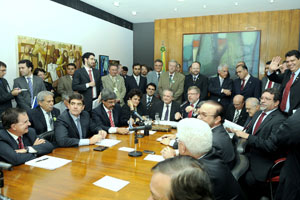 Reunião entre parlamentares e ministros sobre mudanças no Código Florestal  (Foto: J. Batista / Agência Câmara)