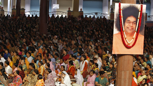 Multidão se despede de Sai Baba nesta quarta-feira (27) na Índia (Foto: AP)