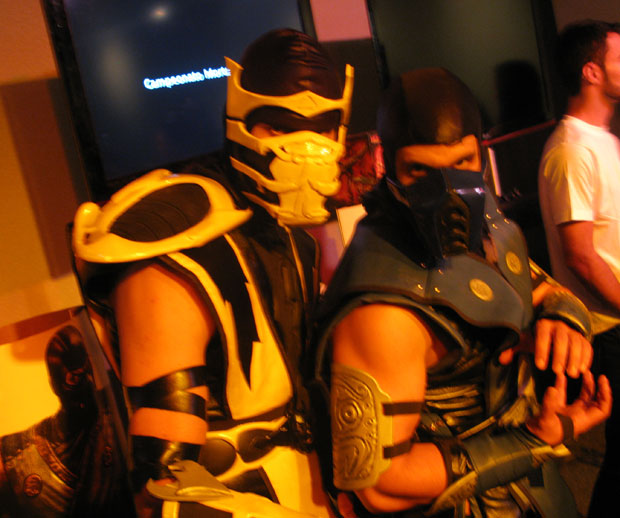 Scorpion e Sub-Zero receberam jogadores em evento de lançamento de Mortal Kombat (Foto: Gustavo Petró/G1)