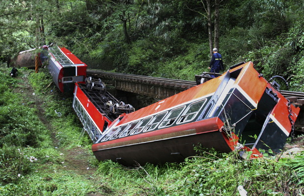 Trem acidentado nesta quarta-feira (27) em Alishan, no sul de Taiwan (Foto: AP)
