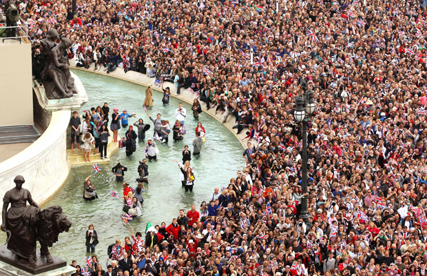 Público cai na água em fonte no Mall para celebrar o casamento real (Foto: AP)