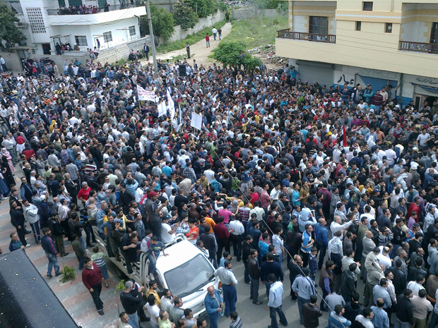 Manifestantes marcham contra o governo da Síria nesta sexta-feira (292) em Banias (Foto: AP)
