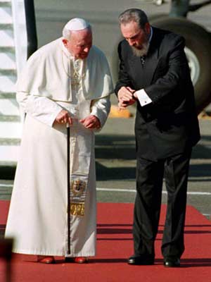 Fidel e o Papa João Paulo II durante cerimônia no aeroporto Jose Marti, em 21 de janeiro de 1998 (Foto: Arquivo/Reuters)