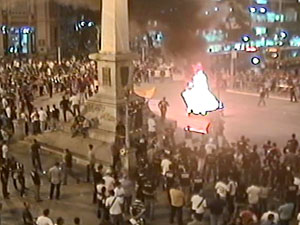 Policiais civis queimam caixão durante protesto no centro de BH (Foto: Reprodução TV Globo)