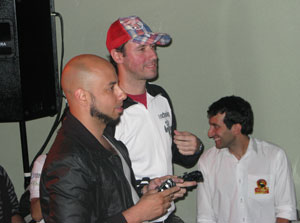 Durante evento de lançamento de 'Mortal Kombat' no Brasil, Sanchez jogou o game com fãs (Foto: Gustavo Petró/G1)