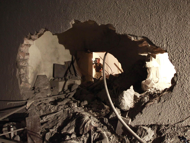 Danos causados por ataque aéreo da coalizão  à casa de Saif Al-Arab Khadafi, filho do líder líbio. (Foto: Reuters)