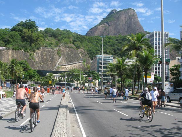 Muitos cariocas aproveitaram a folga para praticar atividades físicas na Praia do Leblon, na Zona Sul (Foto: Tássia Thum/G1)