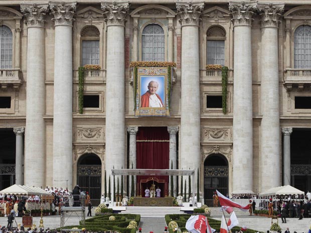 Retrato de João Paulo II é exposto na fachada da basílica de São Pedro, no Vaticano, durante cermônia (Foto: Andrew Medichini / AP)