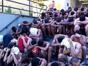 Cem torcedores foram detidos após confusão em Niterói (Foto: Tássia Thum / G1)