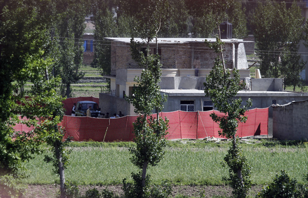 O local, onde o terrorista supostamente morava, foi cercado de tecido vermelho. (Foto: AP)