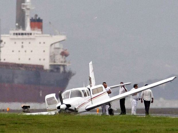 Avião tem problemas ao pousar no Aeroporto Santos Dumont (Foto: Pablo Jacob/ Ag. O Globo)