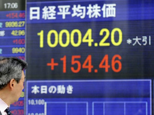 Bolsa de Tóquio passou dos 10 mil pontos nesta segunda-feira (2) (Foto: AFP)