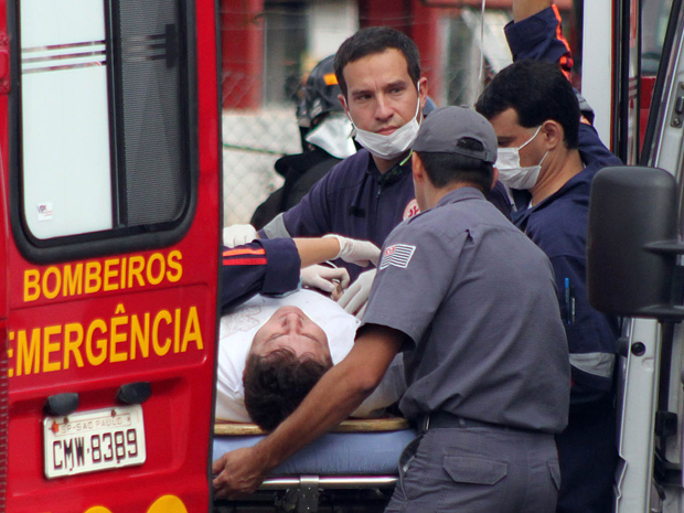 Marrone é atendido após queda de helicóptero (Foto: Paulo Henrique Magri/Futura Press)