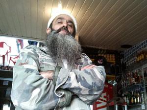 Comerciante Francisco Fernandes vai manter visual de sósia de Bin Laden (Foto: Glauco Araújo/G1)