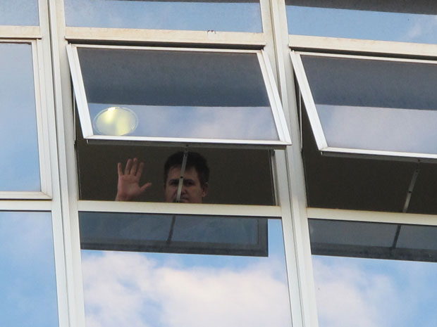 Marrone acena da janela do hospital (Foto: Luciana Bonadio/G1)