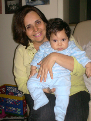 Imagem atual de Patrícia, com o caçula Miguel no colo (Foto: Arquivo pessoal)