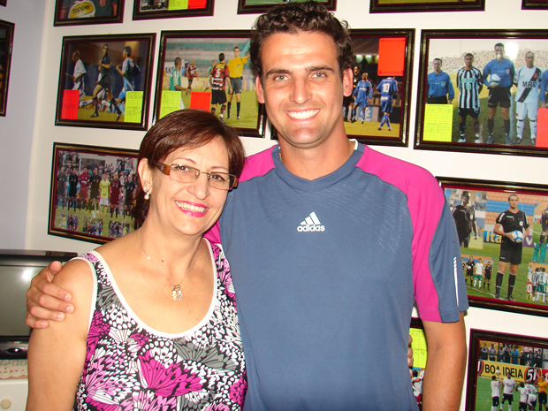 Claudicéia ao lado do filho, o juiz de futebol Guilherme Ceretta de Lima (Foto: Roney Domingos/ G1)