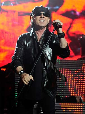 O cantor Klaus Meine durante apresentação dos Scorpions em agosto de 2010, em Las Vegas (Foto: AFP)