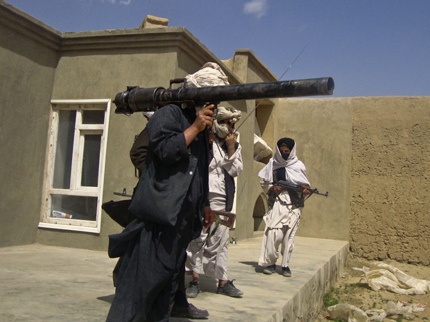 Supostos militantes talibãs posam com armas em local não identificado no sul do Afeganistão (Foto: Reuters)