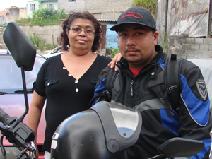 Maria José e o filho, o motoboy Tanaka: 'Às vezes me assusto com a TV até quando ele está em casa" (Foto: Roney Domingos/ G1)