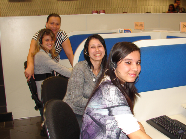 Amanda,  Adriana, Tamires e Vanda no centro de operações de call center no centro de SP (Foto: Roney Domingos/ G1)