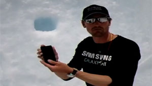 Alpinista Kenton Cool tuíta do Everest (Foto: Divulgação)