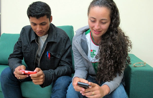 Paulo Dias e Suzana Alcântara chegam a receber mais de 100 mensagens por dia (Foto: Laura Brentano/G1)