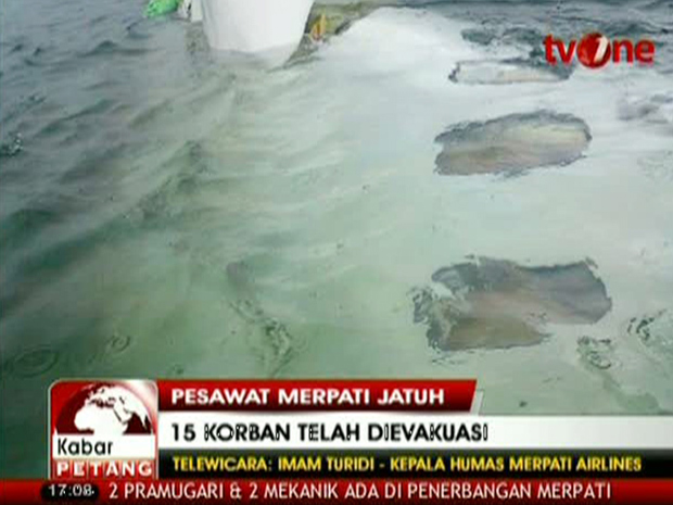 Imagem submarina mostra destroços do avião acidentado na Indonésia (Foto: Reuters)