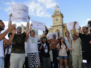 Manifestantem pedem a legalização da maconha na Praça da Estação (Foto: Heloísa Mendonça/ G1)